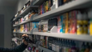 Покупка жидкости для вейпа / Фото: unsplash.com