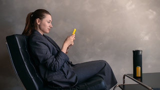 Девушка со смартфоном / Фото: Билайн