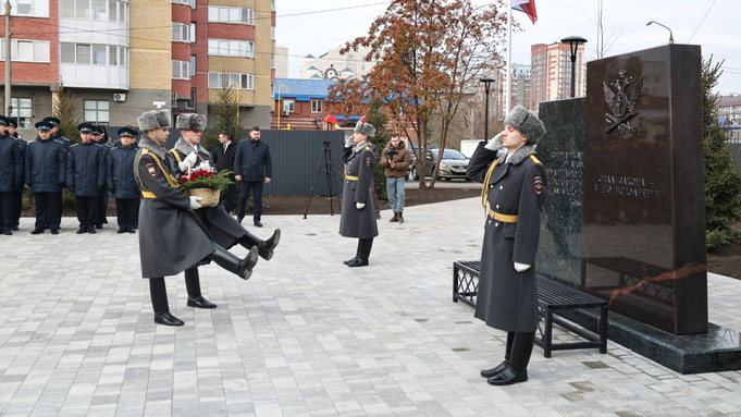 Памятник судебным приставам в Барнауле / Фото: Екатерина Смолихина / amic.ru