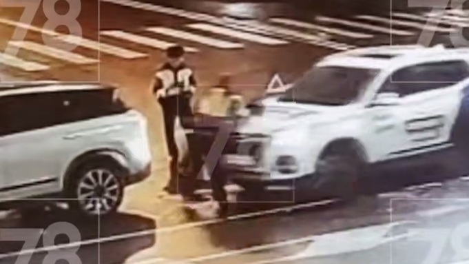 Автомобиль неожиданно наехал на инспектора / Кадр из видео: 78.ru