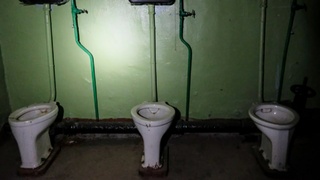 Унитазы в туалете / Фото: amic.ru