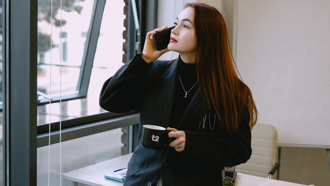 Девушка. Смартфон / Фото: пресс-служба Т2