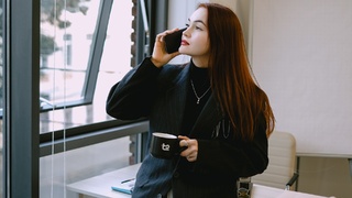 Девушка. Смартфон / Фото: пресс-служба Т2