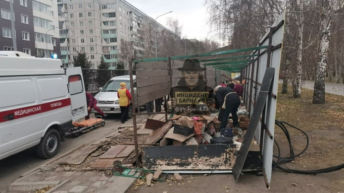 Опрокинутый киоск на Панфиловцев / Фото: "Инцидент Барнаул"