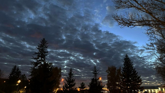 Вечернее небо над Барнаулом / Фото: amic.ru / Алина Богомолова