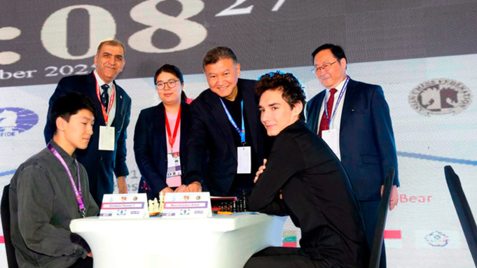 Первенство Азии по шахматам среди школьников. Артем Мещеряков (справа на стуле) / Фото: chess22.ru