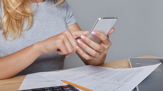 Девушка. Смартфон / Фото:
user18526052 / ru.freepik.co