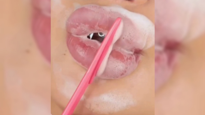 Девушка бреет губы / Кадр из видео: соцсети