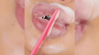 Девушка бреет губы / Кадр из видео: соцсети