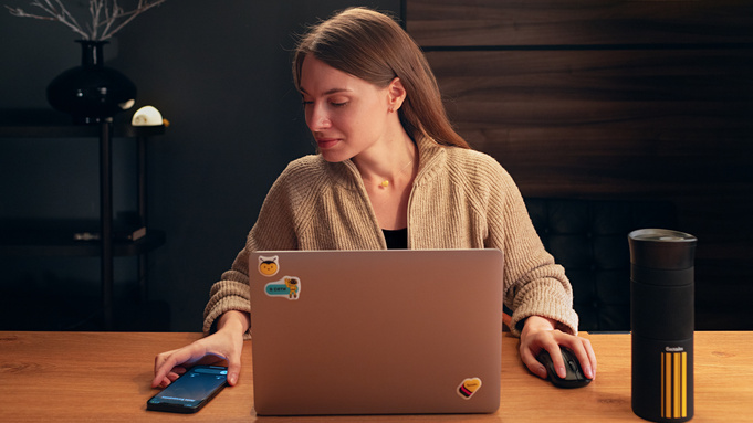 Девушка. Ноутбук. Смартфон / Фото: Билайн