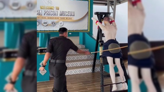 Порка манекена мошенника / Кадр из видео: "Банки, деньги, два офшора"