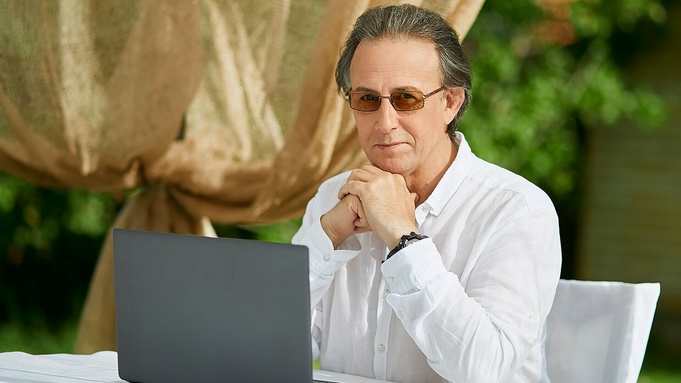 Мужчина. Ноутбук / Фото: пресс-служба компании "МегаФон"