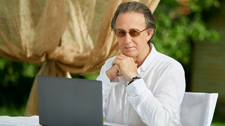 Мужчина. Ноутбук / Фото: пресс-служба компании "МегаФон"