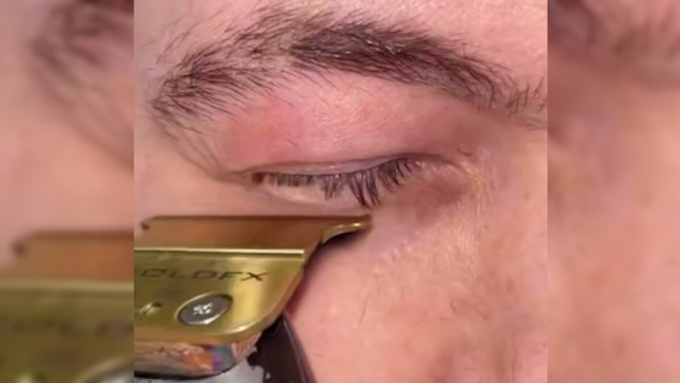 Мужчина сбривает ресницы / Кадр из видео: Shot