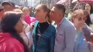 Домогательства до президента / Кадр из видео: The Guardian