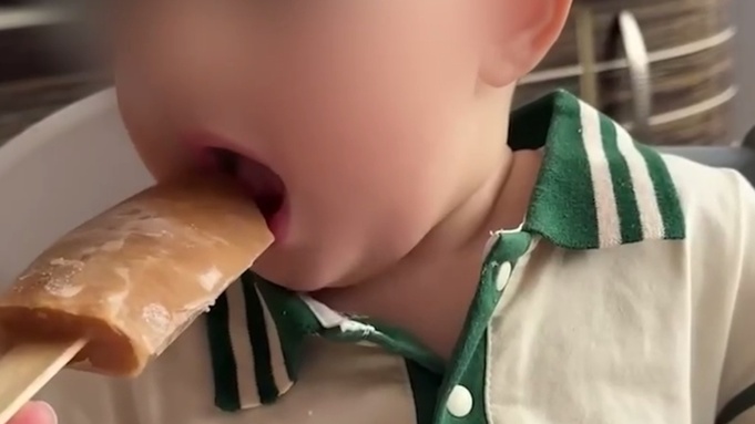 Ребенок ест пюре / Фото: "Shot Проверка"