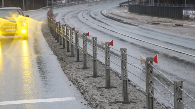 Разделительное тросовое ограждение на шоссе Ленточный Бор / Фото: amic.ru