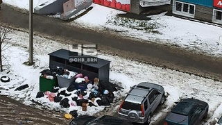 Гора мусора на улице С. Ускова / Фото: "Черное и Белое Барнаул"