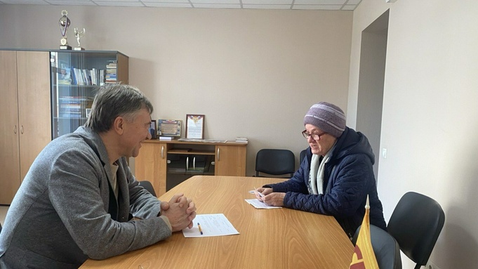 Александр Терентьев на личном приеме граждан в Барнауле / Фото: пресс-служба партии "Справедливая Россия"