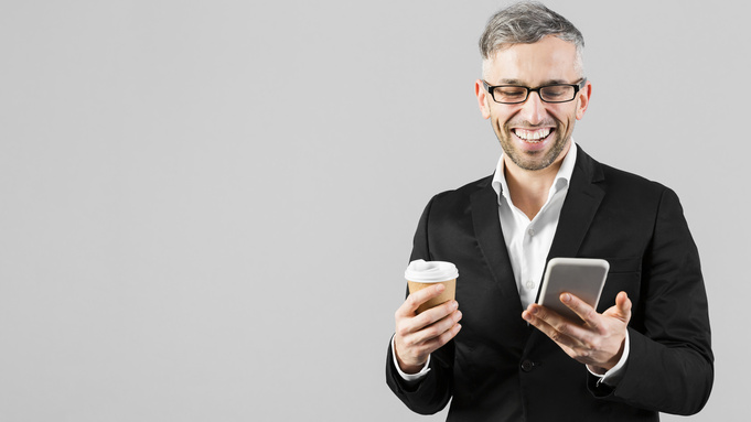 Мужчина. Смартфон / Фото: ru.freepik.com