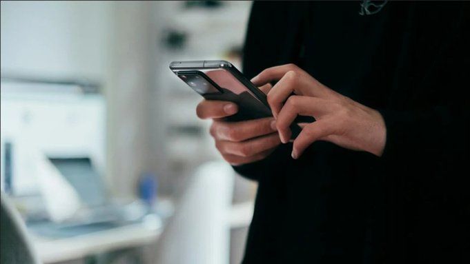 Человек со смартфоном/ Фото: Jonas Leupe / unsplash.com 