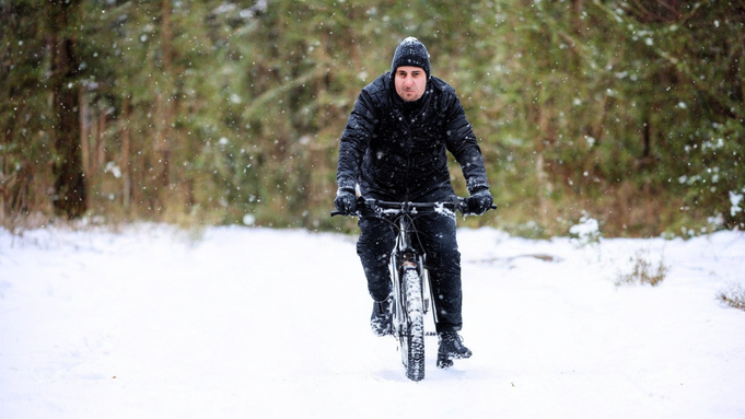 Мужчина на велосипеде / Изображение сгенерировано ИИ FusionBrain.AI от Sber AI / amic.ru