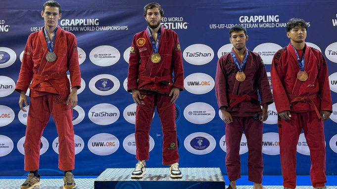 Магомед Юсупов на пьедестале победителя / Фото предоставлено АГМУ