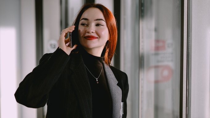 Девушка. Смартфон / Фото: пресс-служба T2