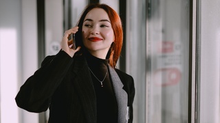 Девушка. Смартфон / Фото: пресс-служба T2