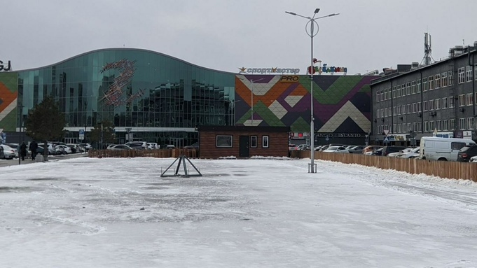 Каток возле ТРЦ 