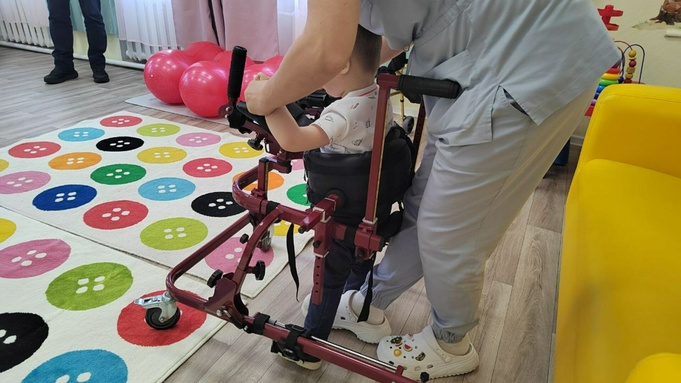 Работе с малышом в доме ребенка / Фото: amic.ru