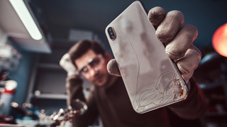 Разбитый смартфон в мастерской по ремонту / Фото: fxquadro / ru.freepik.com