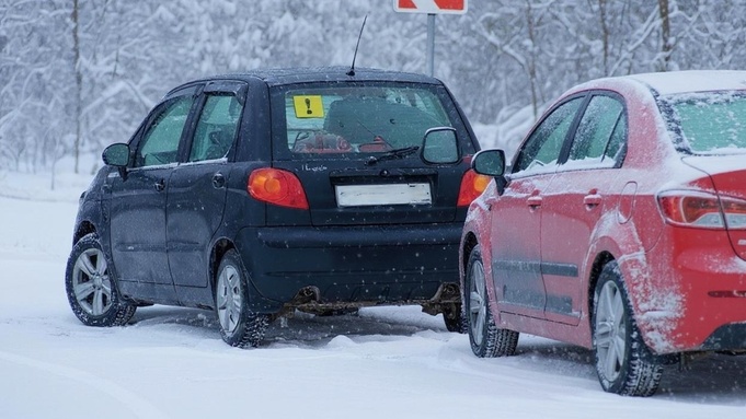 Автомобили зимой / Изображение сгенерировано нейросетью / amic.ru