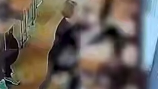 Стулом по голове / Кадр из видео: Amur Mash