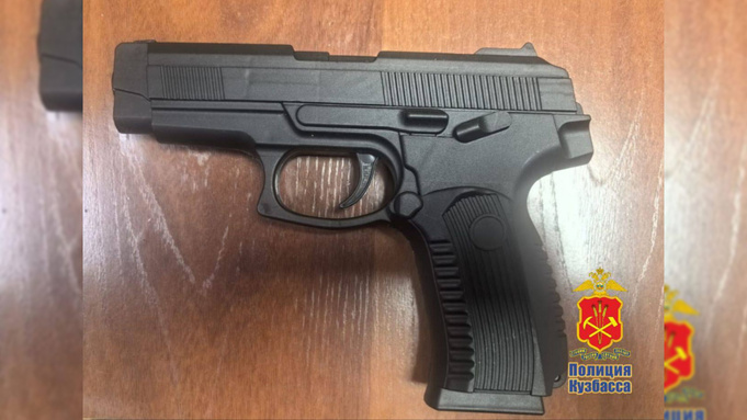 Пистолет, изъятый у мужчины / Фото: полиция Кузбасса
