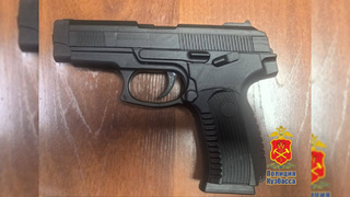 Пистолет, изъятый у мужчины / Фото: полиция Кузбасса