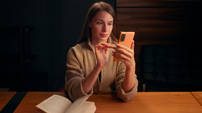 Девушка. Смартфон / Фото: Билайн
 