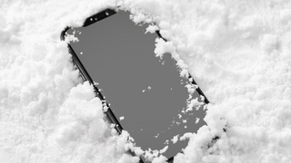 Смартфон на снегу / Фото: ru.freepik.com