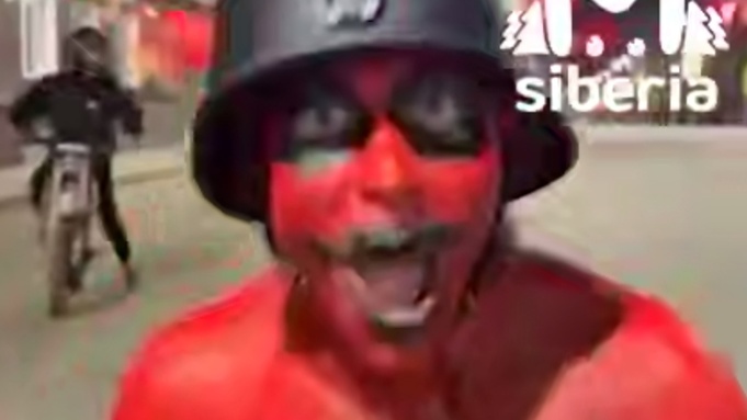 Парень, примеривший образ демона* / Кадр из видео: Mash Siberia