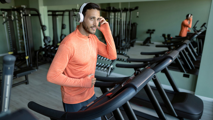 Мужчина в спортзале / Фото: Drazen Zigic / ru.freepik.com