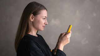 Девушка со смартфоном / Фото: Билайн