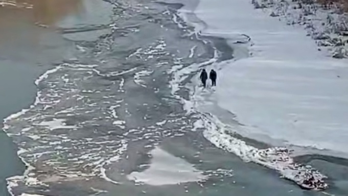 Школьники на льду / Кадр из видео: 