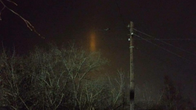 Световой столб в небе / Фото: 