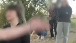 Школьники избивают подругу / Кадр из видео: Kub Mash