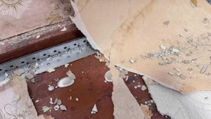 Ртуть полилась из потолка / Фото: Om1 Омск