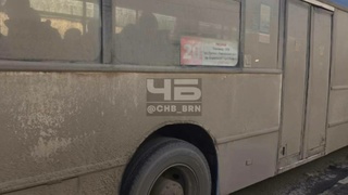 Грязный автобус / Фото: "Черное и Белое Барнаул"