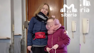 Мама с дочкой, отобранной опекой / Фото: Mash Siberia