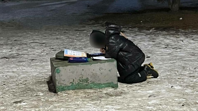 Ребенок учит уроки на улице / Фото: "Барнаул 22"