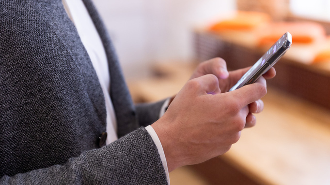 Мужчина и смартфон / Фото: пресс-служба МегаФона