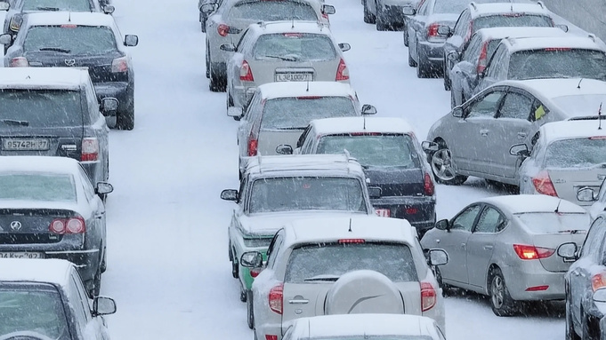 Автомобили на дорогах / Изображение сгенерировано нейросетью
